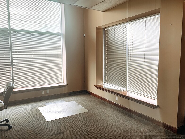 More Photos Of 271 E North Ave, Glendale Heights Freestanding For Sale