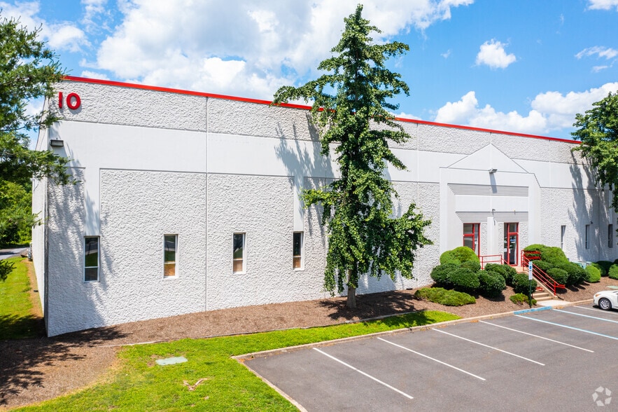 More Photos Of 10 Runway Rd, Levittown Warehouse For Lease