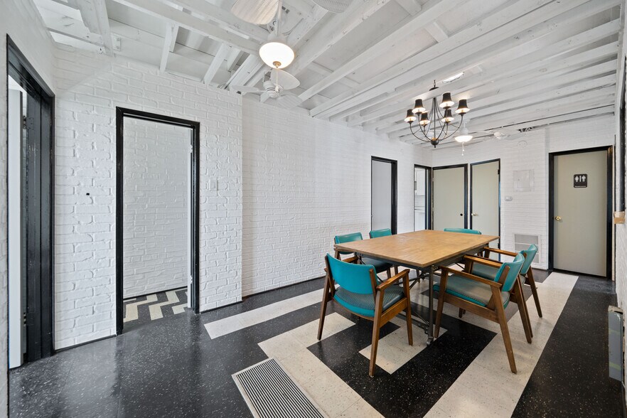 More Photos Of 903 N San Fernando Blvd, Burbank Storefront Retail Office For Sale