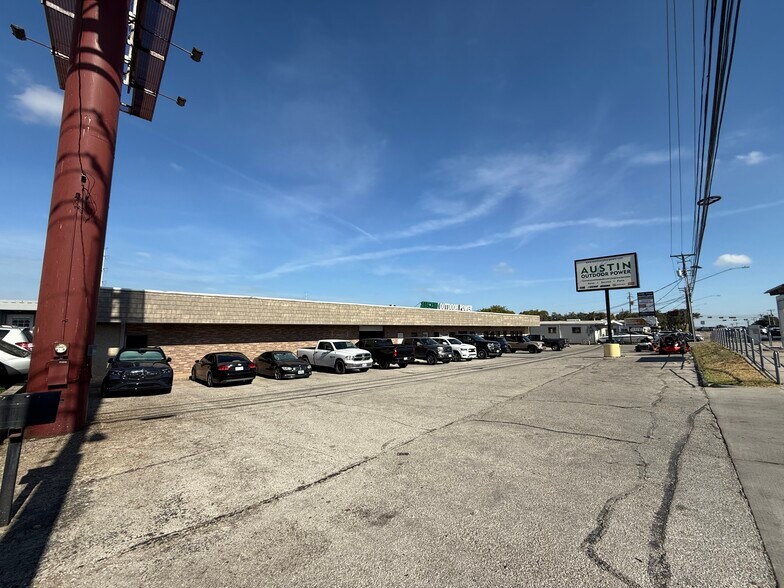 More Photos Of 11104 N Lamar Blvd, Austin Showroom For Lease