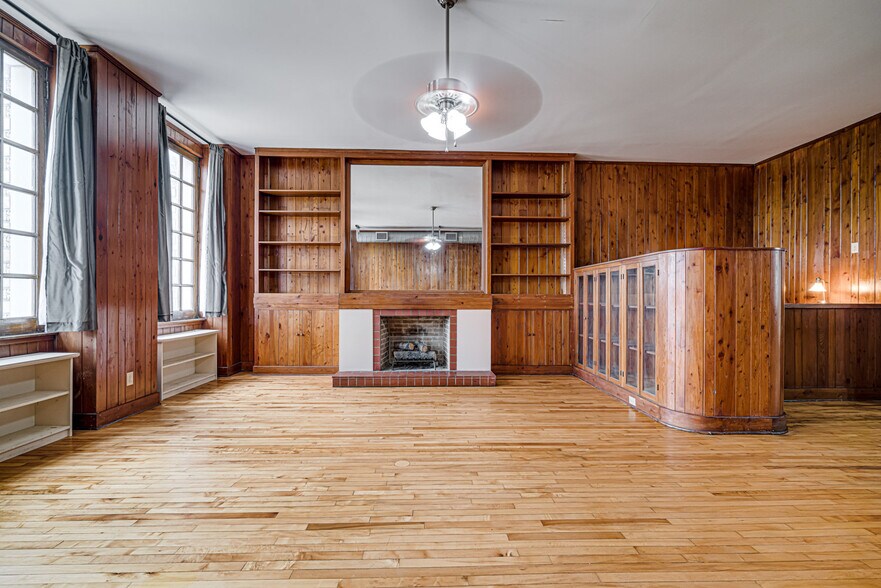 More Photos Of 339 Madison Ave, Memphis Storefront Retail Office For Sale