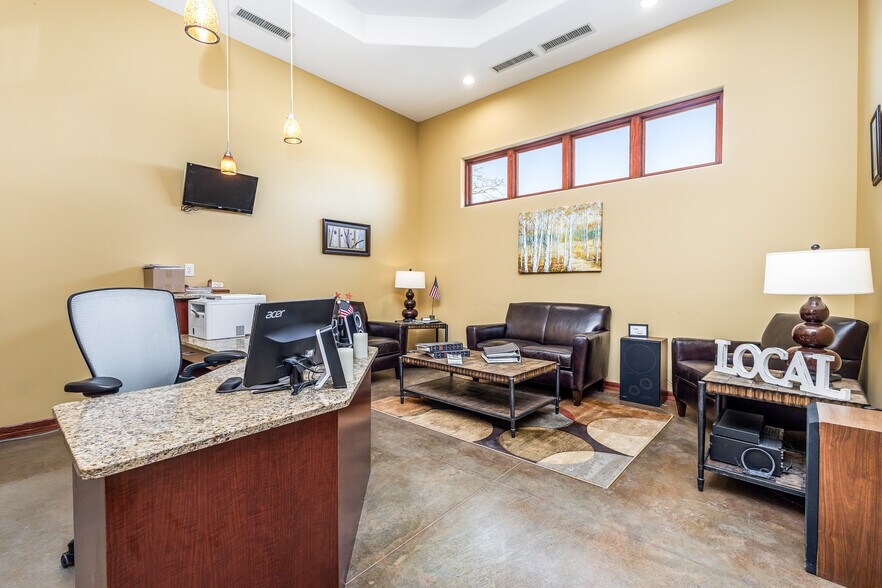 More Photos Of 1055 University Ave, Dubuque Office For Sale