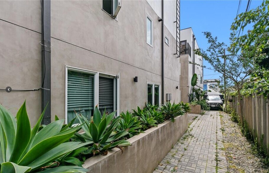 More Photos Of 961 N St Andrews Pl, Los Angeles Apartments For Sale