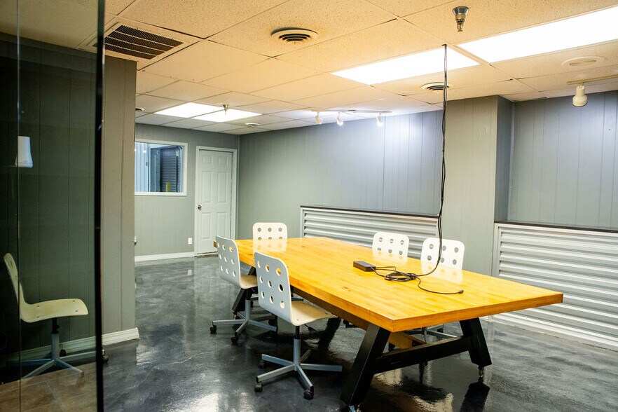 More Photos Of 1630 N Eldon Ave, Springfield Unknown For Lease