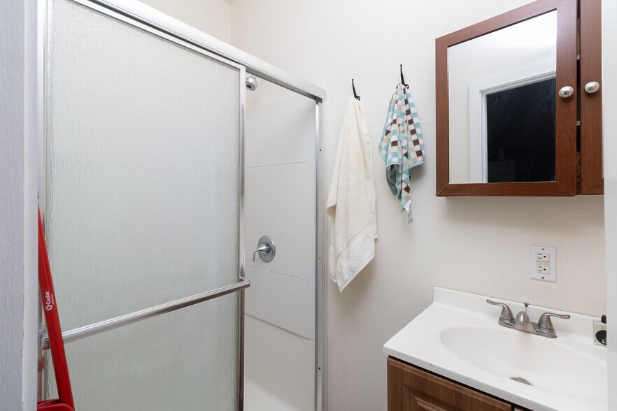 More Photos Of 8212-8214 San Fernando Rd, Sun Valley Light Distribution For Sale