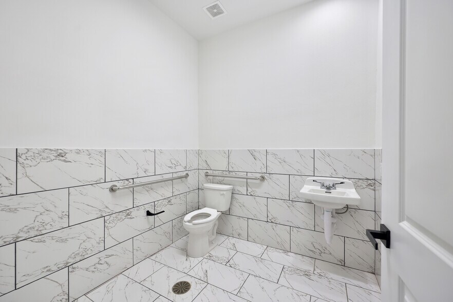 More Photos Of 284 Ed English Dr, Shenandoah Medical For Sale