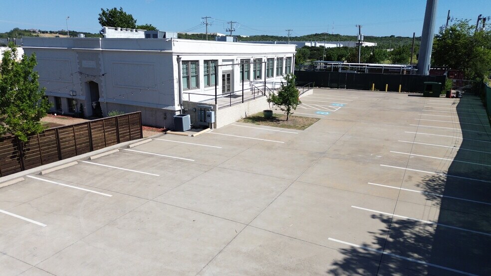 More Photos Of 1601 Chalk Hill Rd, Dallas Loft Creative Space For Sale