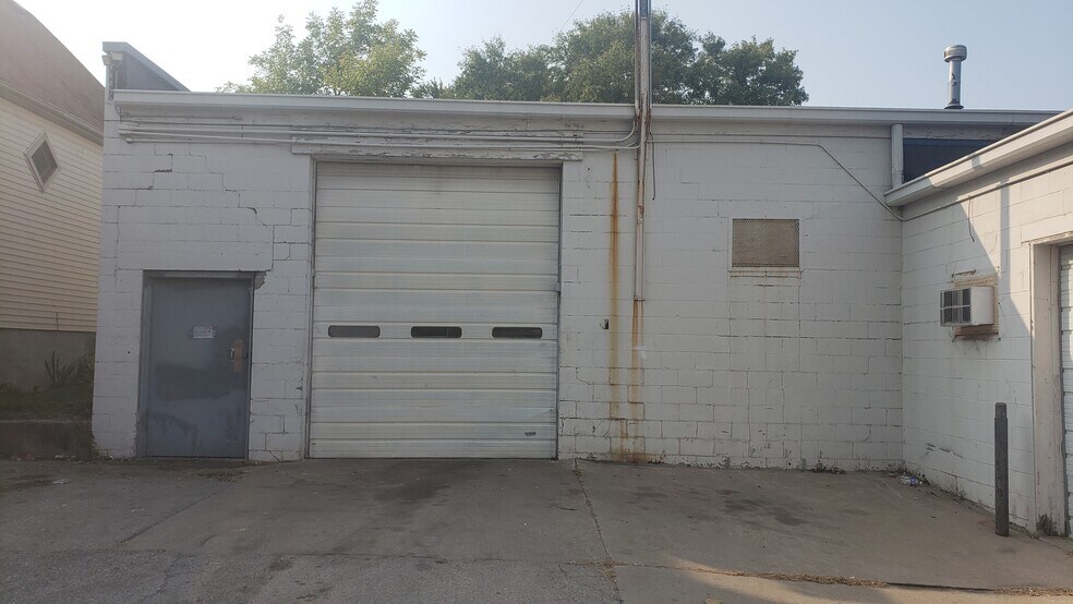 More Photos Of 1221-1225 S Saddle Creek Rd, Omaha Freestanding For Lease