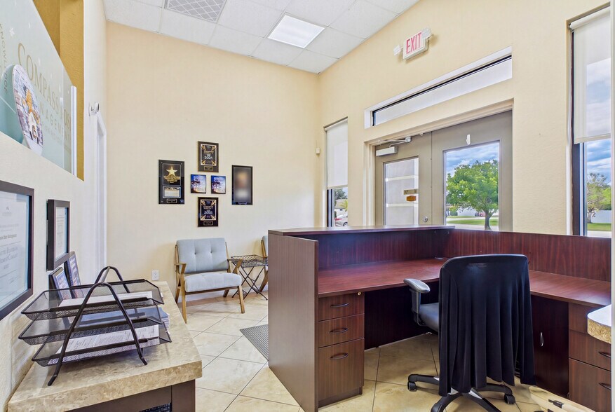 More Photos Of 1010 NE 9th St, Cape Coral Office For Sale