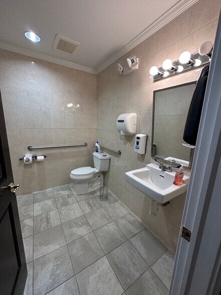 More Photos Of 25 Nassau Ln, Island Park Office For Lease