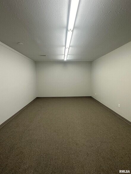 More Photos Of 817 NE Adams St, Peoria Warehouse For Sale