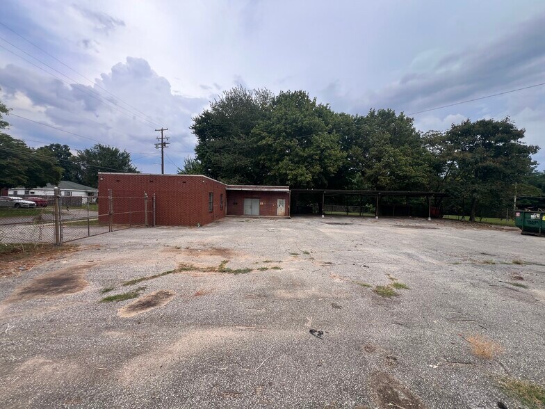 More Photos Of 211 W Walnut Ave, McKenzie General Retail For Lease