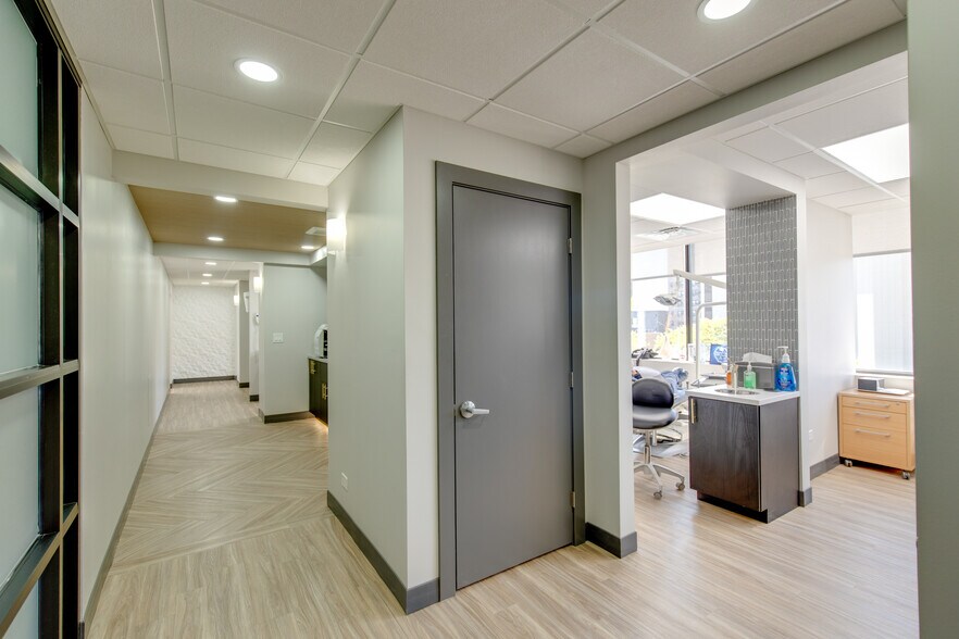 More Photos Of 2551 N Clark St, Chicago Office For Lease