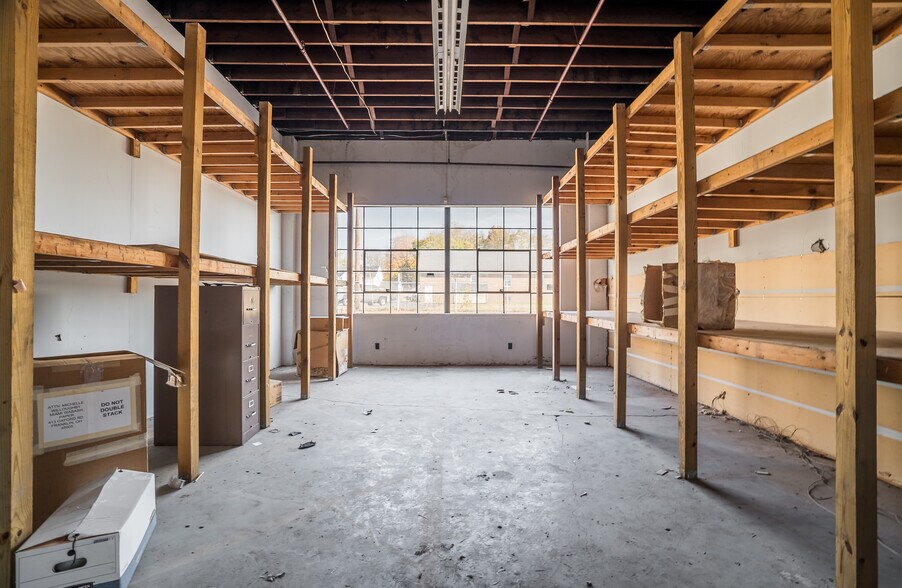 More Photos Of 413 Oxford Rd, Franklin Manufacturing For Sale