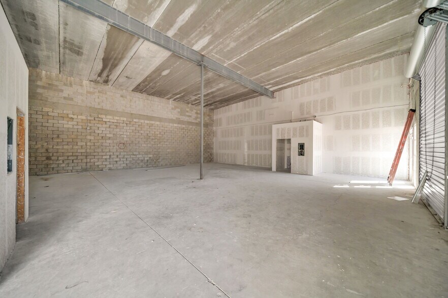 More Photos Of 1913 NE 10th Ter, Cape Coral Flex For Lease
