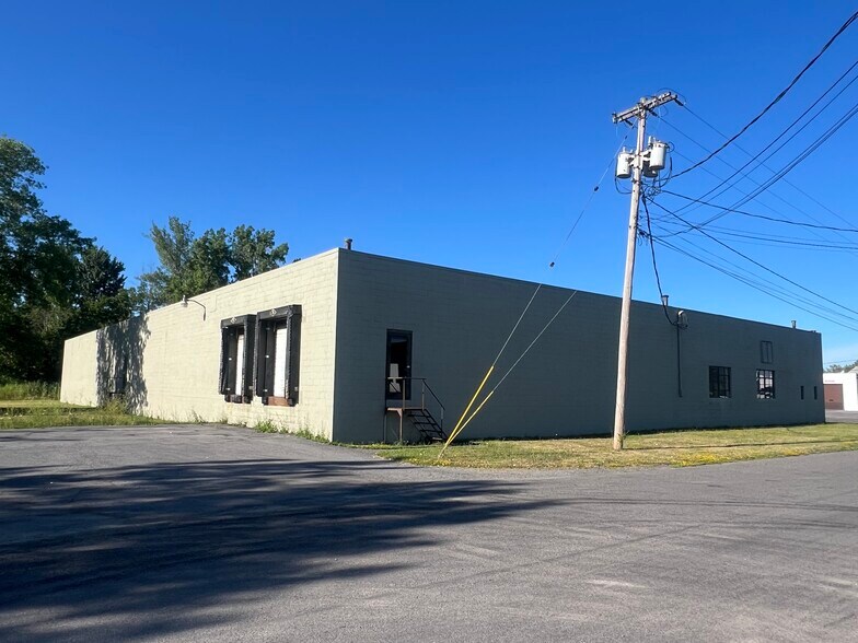 More Photos Of 302 Stoutenger St, East Syracuse Warehouse For Lease