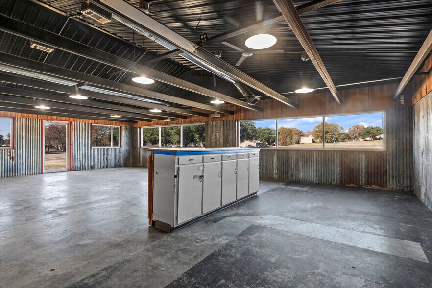 More Photos Of 802 E Main St, Omaha Flex For Sale