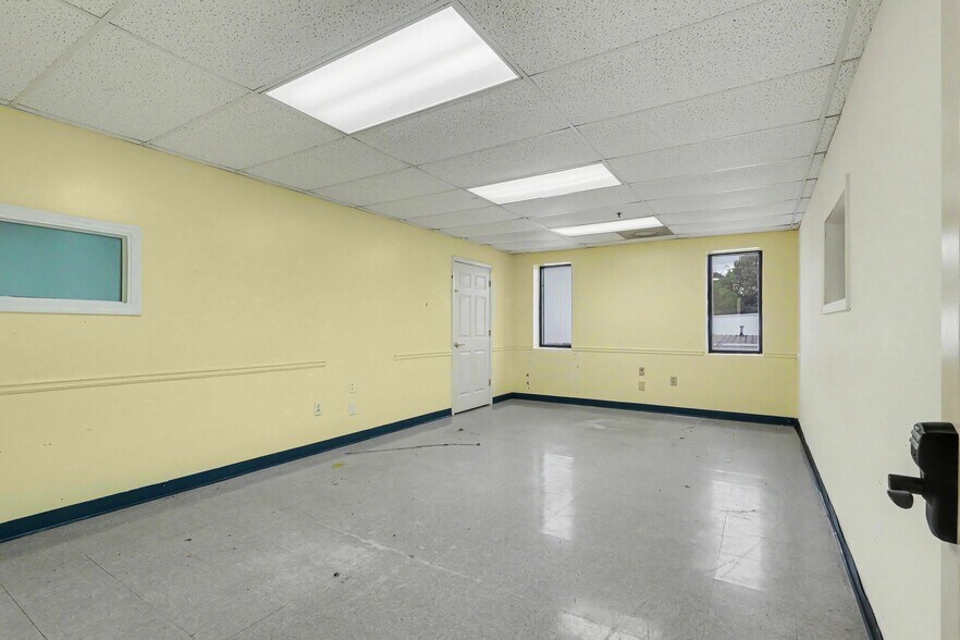 More Photos Of 1445 Cleveland Ave, East Point Showroom For Sale
