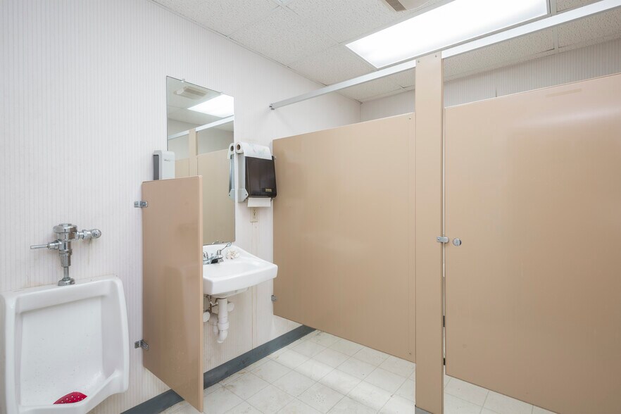 More Photos Of 1807 Tower Dr, Monroe Office For Sale