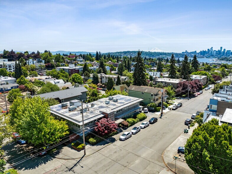 More Photos Of 4444 Woodland Park Ave N, Seattle Medical For Sale