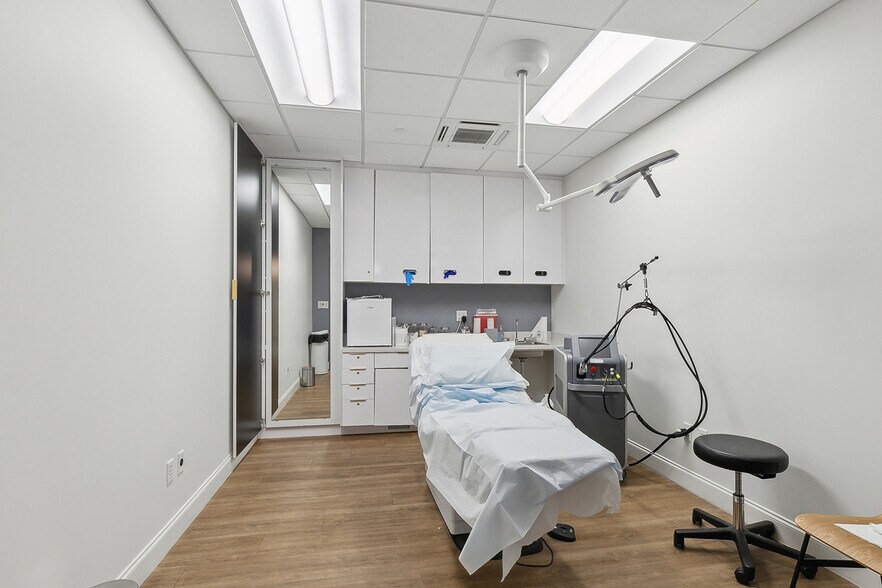 More Photos Of 3908 Veterans Memorial Blvd, Metairie General Retail For Sale