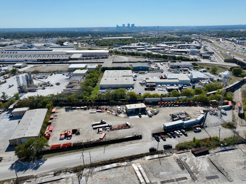 More Photos Of 2420 NE 35th St, Fort Worth Service For Lease