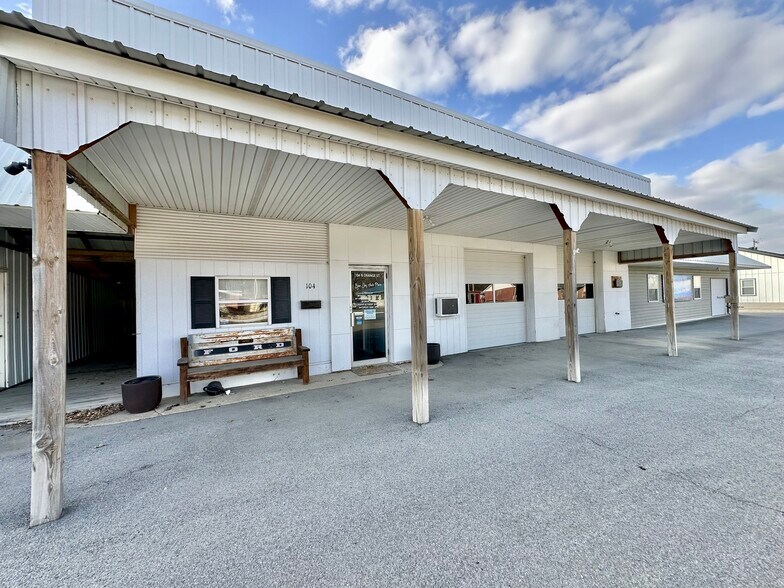 More Photos Of 104 N Orange St, Butler Freestanding For Lease