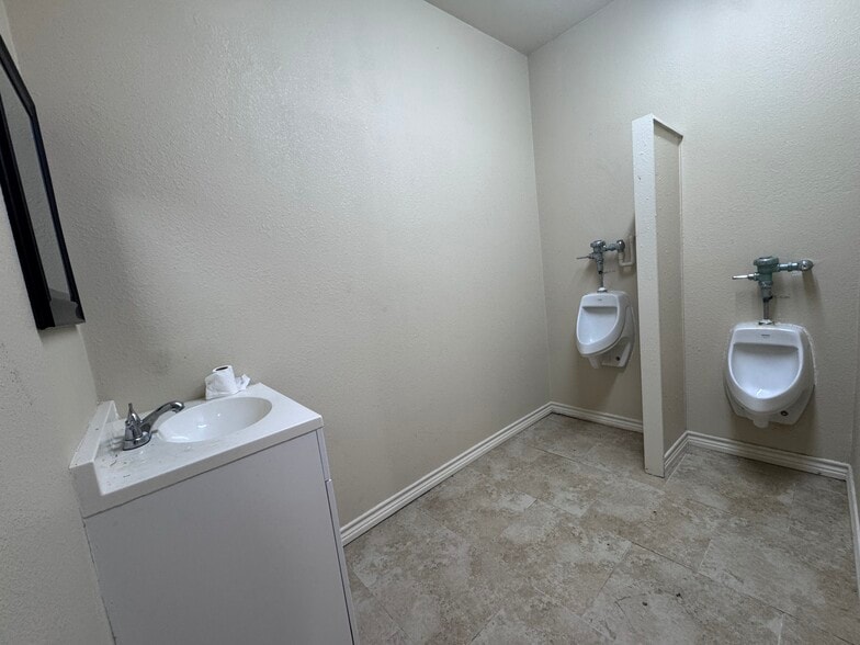 More Photos Of 4200 42nd St, Dickinson Freestanding For Sale