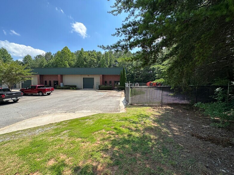 More Photos Of 4480 N Industrial Dr, Cumming Warehouse For Lease