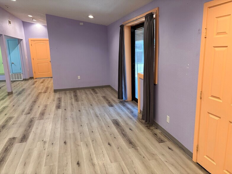 More Photos Of 515 W Bridge St, Granbury Freestanding For Lease