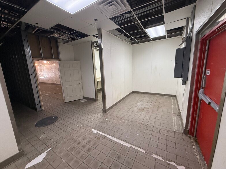 More Photos Of 945-965 E Summit St, Milford General Retail For Lease