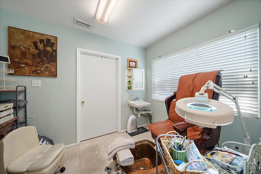 More Photos Of 3932 Swift Rd, Sarasota Office For Sale