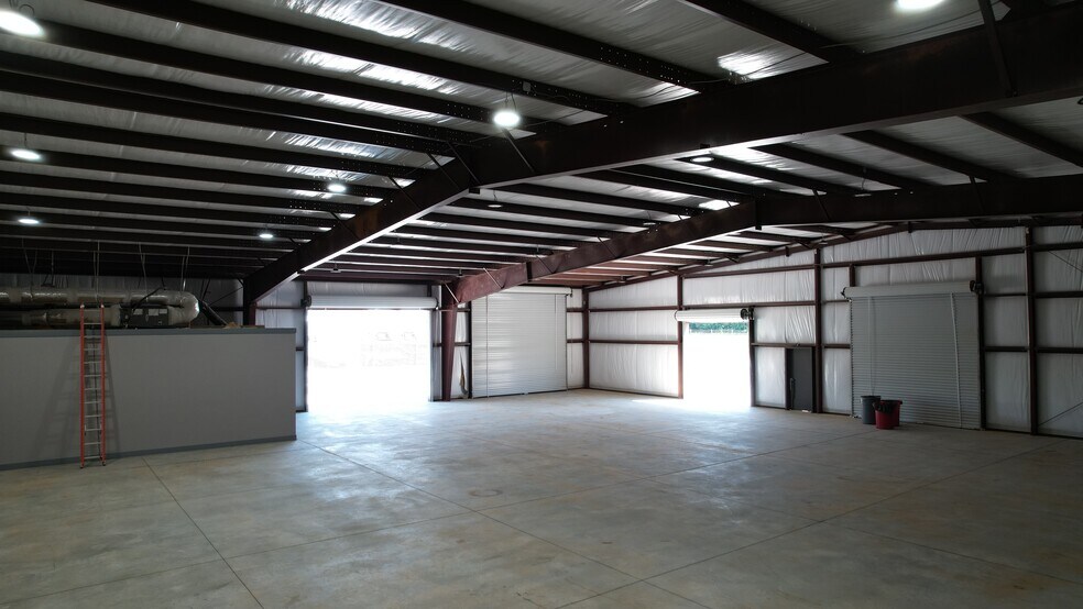 More Photos Of 262 Market Pl Ave, Prosperity Industrial For Lease