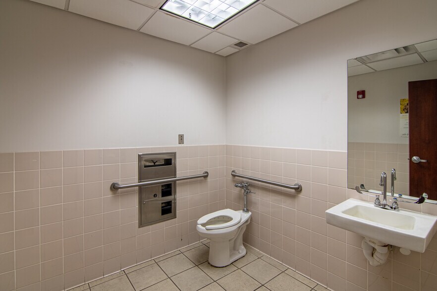 More Photos Of 201 W 5th St, Bonham Medical For Sale