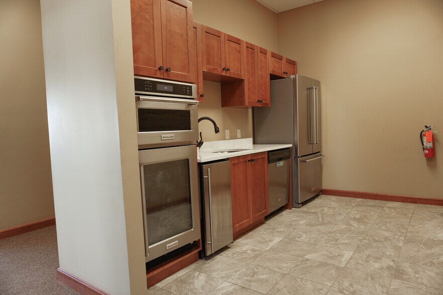 More Photos Of 2021 Vanesta Pl, Manhattan Office For Lease