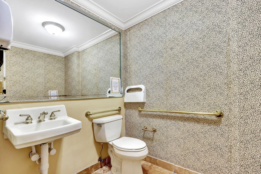 More Photos Of 117 SE Seminole St, Stuart Medical For Sale