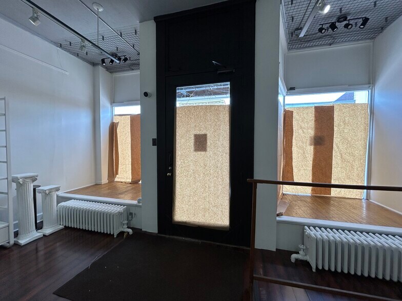 More Photos Of 188-190 Raglan St S, Renfrew Storefront Retail Office For Lease