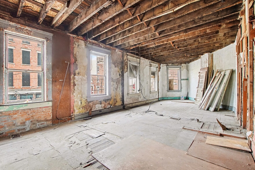 More Photos Of 2024 Mohawk Pl, Cincinnati Storefront Retail Residential For Sale