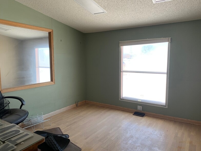 More Photos Of 4004 W 12th St, Sioux Falls Auto Dealership For Lease