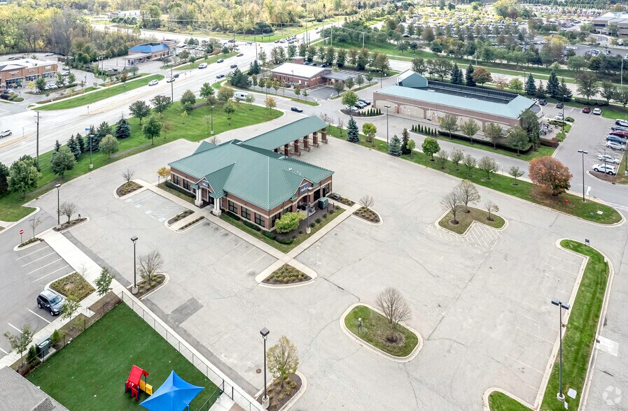 More Photos Of 47500 Grand River Ave, Novi Bank For Lease