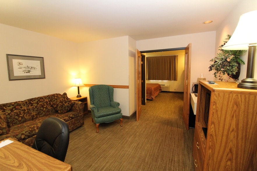 More Photos Of 201 14th St W, Hardin Hotel For Sale