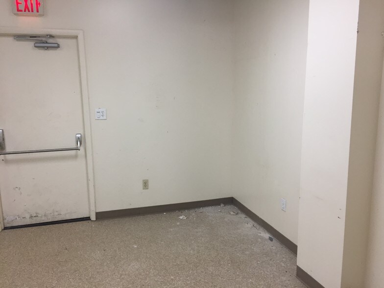 More Photos Of 275 Center Rd, Monroeville Office For Lease