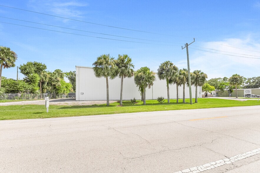 More Photos Of 2393 Bellevue Avenue Ext, Daytona Beach Self Storage For Lease