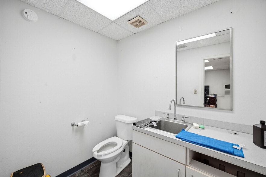 More Photos Of 1307 Illinois Ave, South Houston Warehouse For Sale