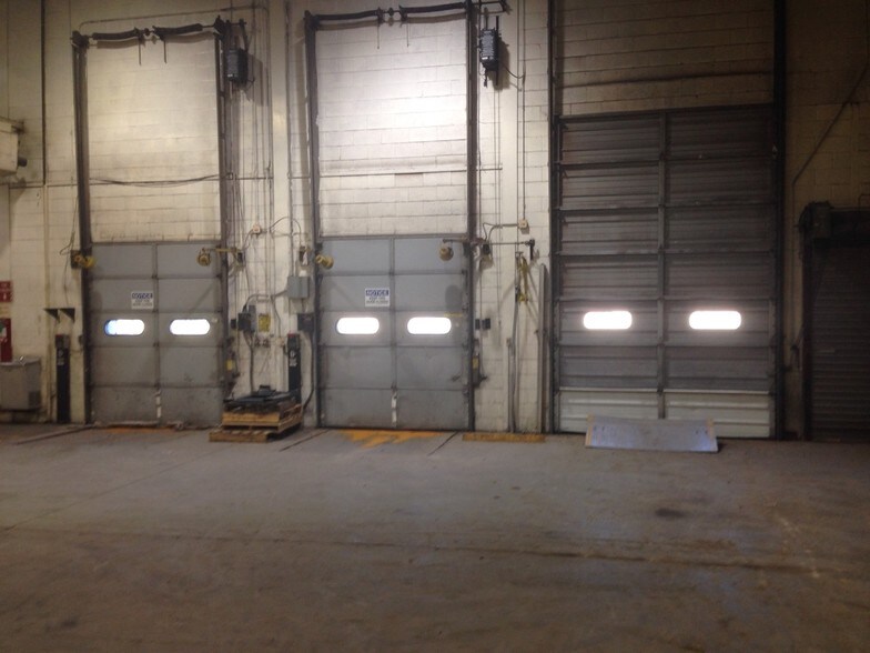 More Photos Of 711 W 9th St, Hobart Manufacturing For Lease