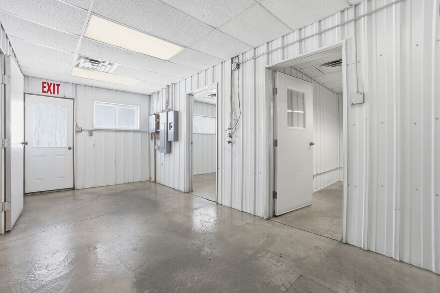 More Photos Of 15652 200th St, Hutchinson Flex For Lease