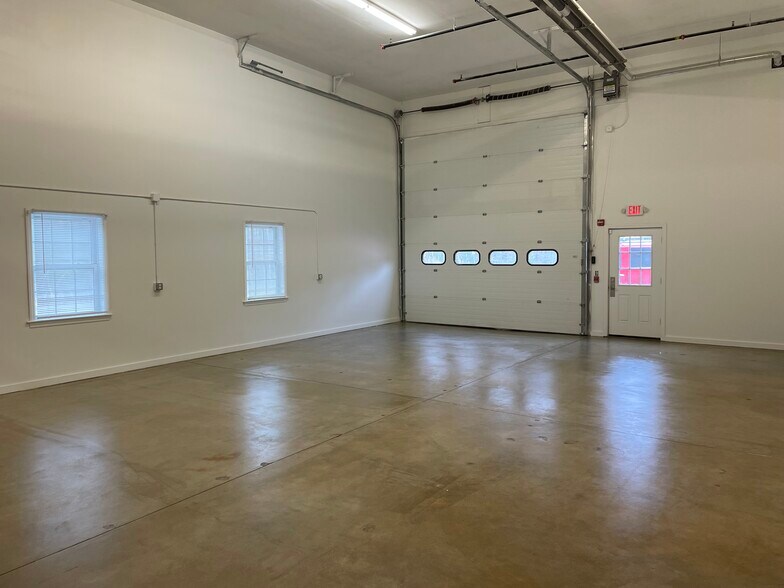 More Photos Of 406 Harold Dow Hwy, Eliot Warehouse For Lease