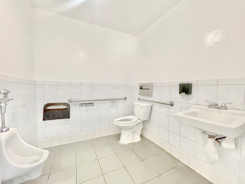 More Photos Of 1001 S Maple Ave, Los Angeles Storefront For Lease