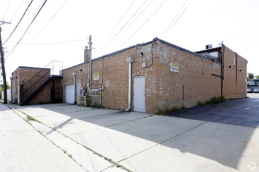 More Photos Of 5612-5618 W 79th St, Burbank Storefront Retail Residential For Lease