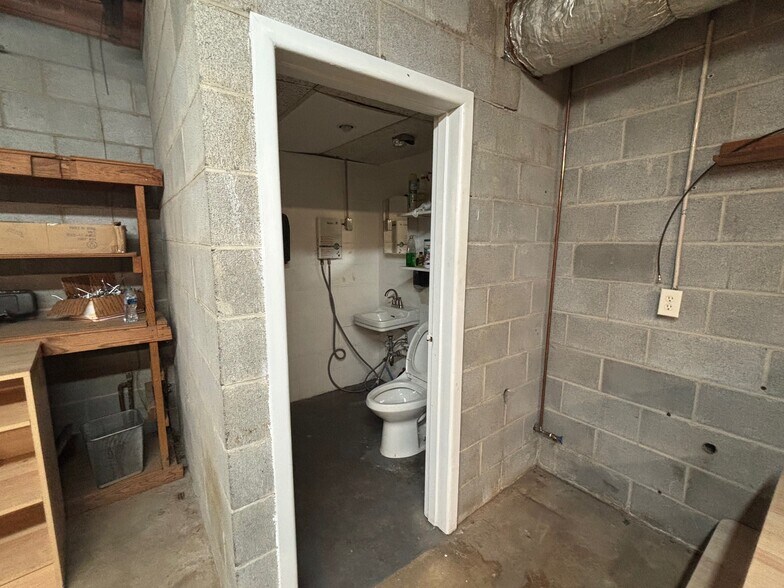 More Photos Of 2324 Texas Blvd, Texarkana General Retail For Sale